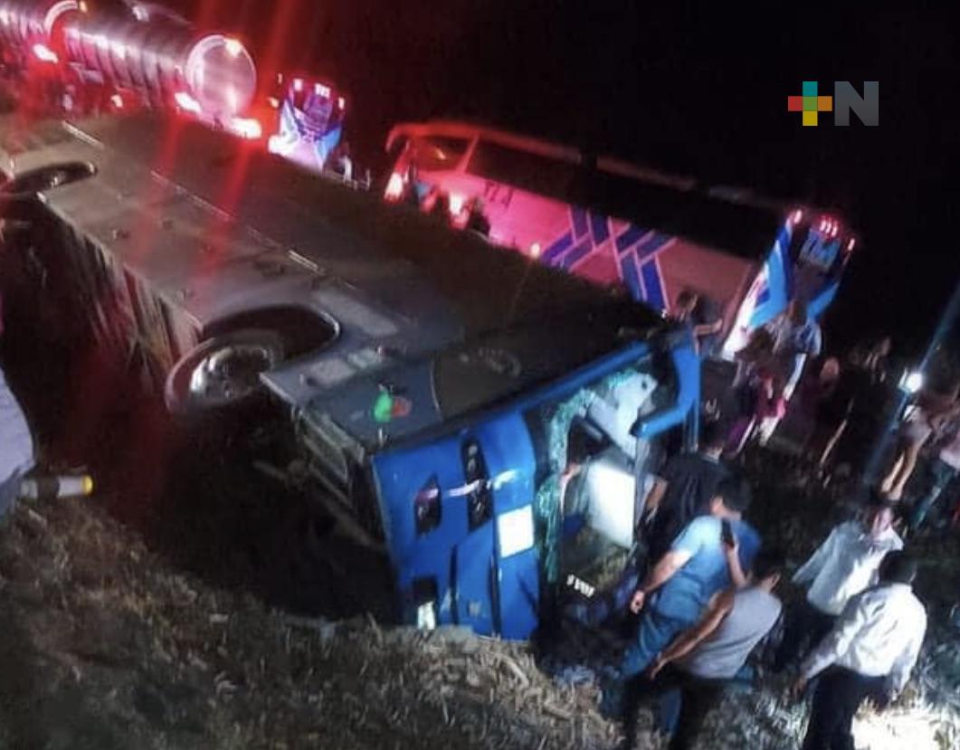 Dan de alta a 37 personas lesionadas en accidente de autobús en Cosamaloapan